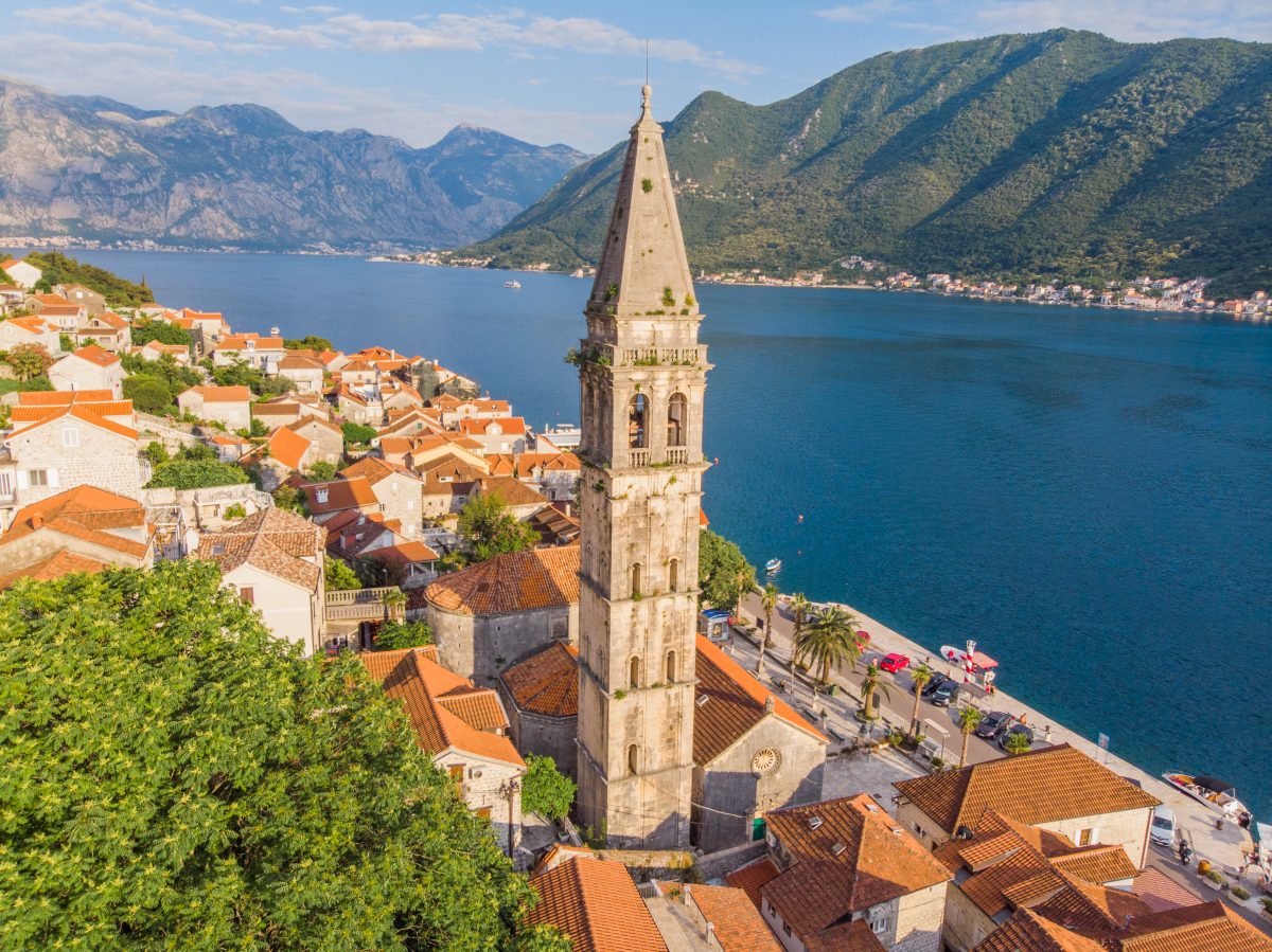 Viaje a los Balcanes Viajar por los Balcanes también es visitar la bahía de Kotor